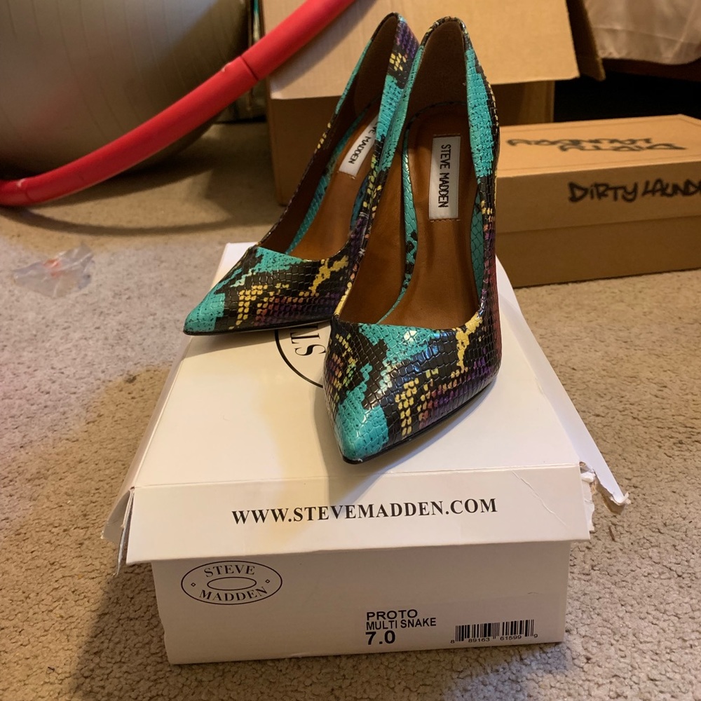 Steve Madden snake print new with box
